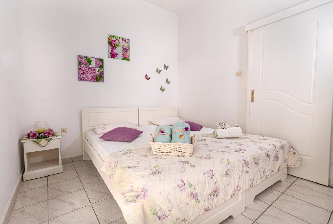 Poros Town Lions Apartments מראה חיצוני תמונה