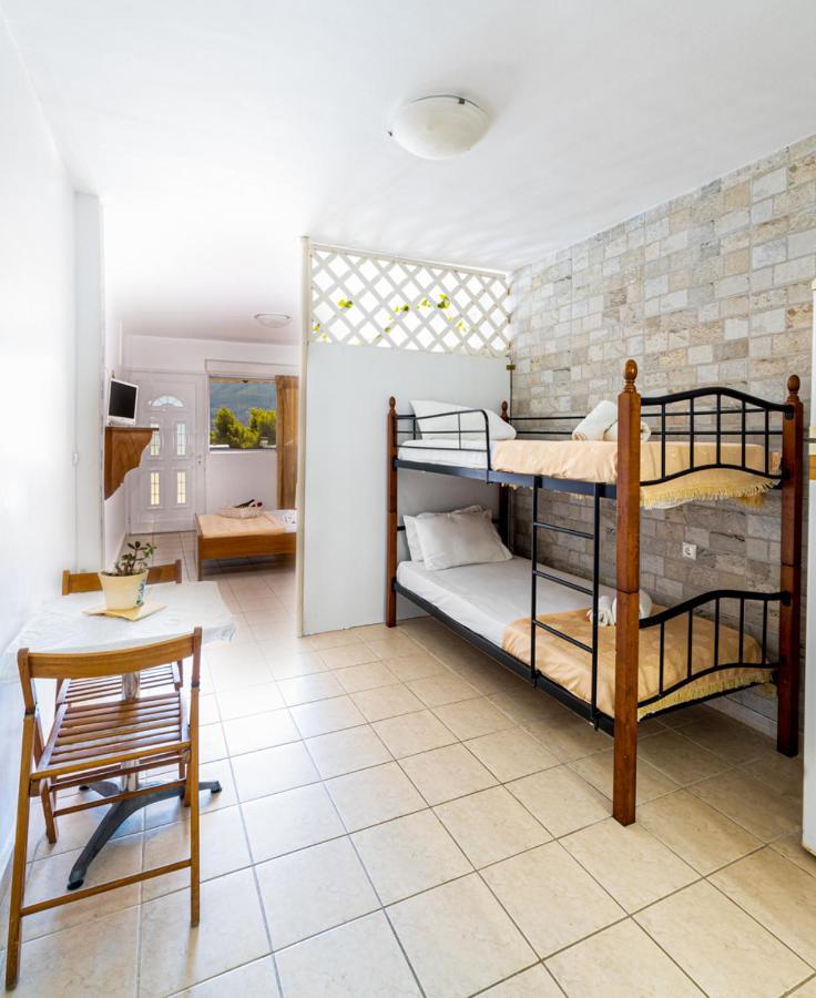 Poros Town Lions Apartments מראה חיצוני תמונה