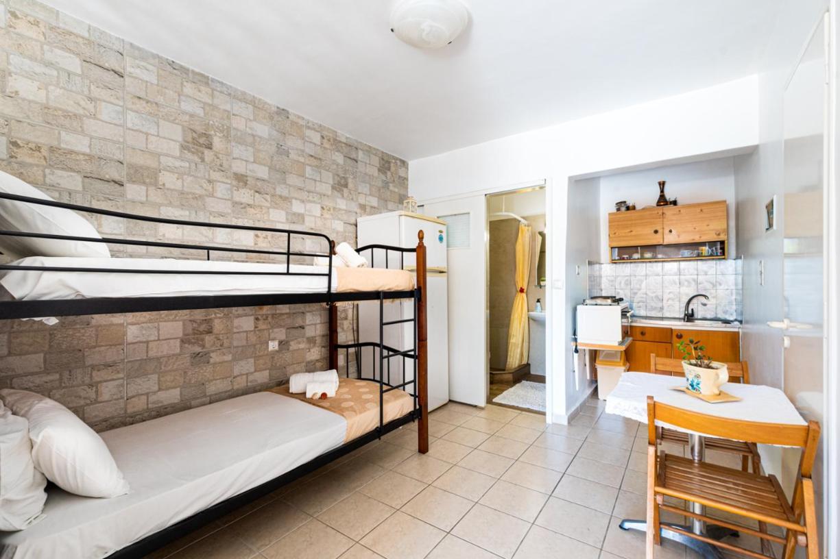 Poros Town Lions Apartments מראה חיצוני תמונה